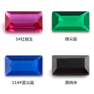 Peut inclure: Quatre pierres précieuses rectangulaires de différentes couleurs : rouge, verte, bleue et noire. Les pierres précieuses sont étiquetées avec des numéros et des caractères chinois.