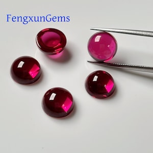 Peut inclure: Cinq pierres précieuses rondes, taillées en cabochon, de couleur rouge. Les pierres précieuses sont lisses et polies, avec une finition brillante.