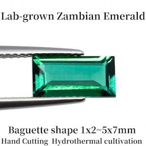 Könnte beinhalten: Ein im Labor gezüchteter zambischer Smaragd, gehalten von einer Pinzette. Der Smaragd hat eine Baguette-Form, ca. 1 x 2 bis 5 x 7 mm. Das Bild enthält den Text "Hand Cutting Hydrothermal cultivation."