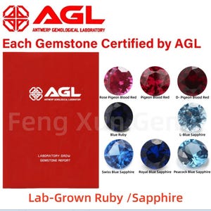 Może przedstawiać: Czerwona karta z tekstem "AGL Antwerp Gemological Laboratory" i "Each Gemstone Certified by AGL". Pod tekstem znajduje się zdjęcie czerwonego kamienia szlachetnego z tekstem "Rose Pigeon Blood Red". Są też zdjęcia innych kamieni szlachetnych z tekstem "Pigeon Blood Red", "D-Pigeon Blood Red", "Blue Ruby", "L-Blue Sapphire", "Swiss Blue Sapphire", "Royal Blue Sapphire" i "Peacock Blue Sapphire". Tekst "Lab-Grown Ruby / Sapphire" znajduje się na dole karty.