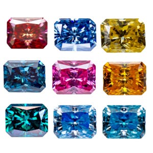 Può includere: Nove gemme taglio radiant in vari colori, tra cui rosso, blu, giallo, verde acqua, rosa e arancione. Ogni gemma ha una superficie sfaccettata, che riflette la luce. Le gemme sono disposte in una griglia di tre per tre su sfondo bianco.