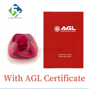 Pode incluir: Uma pedra preciosa vermelha facetada e translúcida com formato arredondado. Ao lado, um cartão vermelho com o texto "AGL Antwerp Gemological Laboratory" e "Laboratory Grow Gemstone Report". O texto "With AGL Certificate" está abaixo.