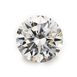 Könnte beinhalten: Ein klarer, runder, brillantgeschliffener Diamant.
