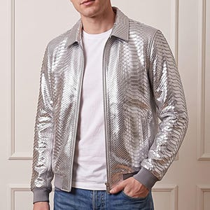 Chaqueta bomber metálica plateada de pitón para hombre, estilo lujoso, tecnológico y de moda para millonarios.