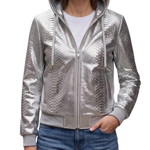 Sudadera con capucha de piel de pitón plateada para mujer, estilo bomber metalizado con estampado de piel de serpiente.
