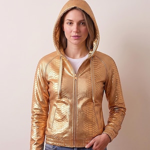 Dameshoodie/bomberjack van metallic goudkleurig pythonleer met slangenprint en capuchon.