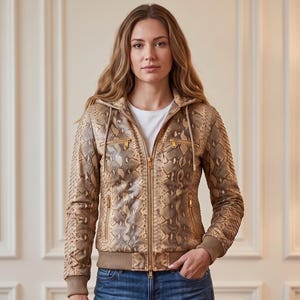 Jaqueta bomber feminina com capuz em couro de píton, estampa de pele de cobra, luxuosa e exótica.