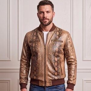 Chaqueta bomber de piel de pitón marrón para hombre, corte ajustado, con estampado de piel de serpiente.