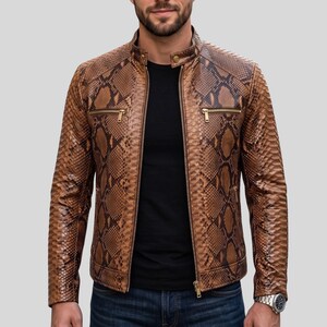 Giacca da uomo in pelle di pitone / Cafe Racer marrone con stampa effetto pelle di serpente / Vestibilità da motociclista con texture 3D