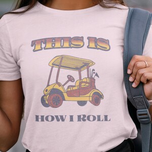 面白いゴルフシャツ、メンズ&レディース用ゴルフTシャツ、ゴルファーへのギフト、ゴルフカートデザイン、ユニセックスゴルフウェア、ゴルフユーモア、プレミアムシャツ