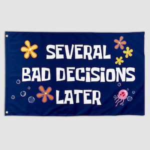 Op de afbeelding: Een marineblauwe banner met de tekst "SEVERAL BAD DECISIONS LATER" in het wit. De banner heeft cartoonachtige bloemen, bellen en een roze kwal. De banner heeft grommets in de hoeken.
