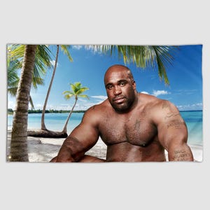 Könnte beinhalten: Ein Strandtuch mit einem Mann, der an einem Sandstrand mit Palmen und blauem Himmel sitzt. Der Mann ist ohne Hemd und hat Tätowierungen auf seinem Arm. Der Hintergrund zeigt das Meer.
