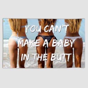 Op de afbeelding: Een rechthoekige banner met de tekst "YOU CAN'T MAKE A BABY IN THE BUTT" in het wit. De banner toont drie mensen in bikini's die op een strand staan, van achteren gezien.