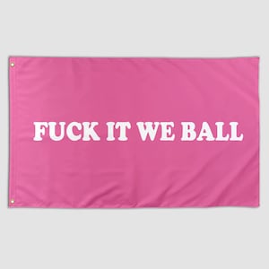 Puede incluir: Una bandera rectangular rosa con el texto blanco "FUCK IT WE BALL" en negrita, sin serifa. La bandera tiene ojales en las esquinas superiores.