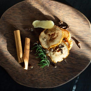 Äppelpaj med lantbruksinspirerad sjudgryta, naturliga dofter, aromatisk kanel, kryddnejlika, kryddpeppar