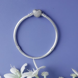 Pandora Moments glitzerndes Herz Schlangenarmband, S925 Silber Schlangenkette Armband Pandora Charms, Pavé Herzverschluss Schlangenknochen-Kettenarmband