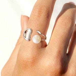 Retro Pearl Ring, Victorian Pearl Ring, Fresh Water Pearl Gold Ring, Engraved Dainty Statement Ring, Vintage Style Pearl Ring for Women