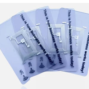 1 set. con 4 biglietti da visita NFC trasparenti del tipo Ntag213 con 144 byte di capacità di memoria per salvare i dati del vostro indirizzo come URL.