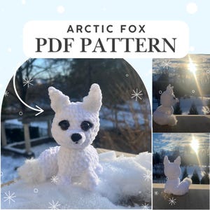 Könnte beinhalten: Ein Häkelmuster für einen weißen Amigurumi-Eisfuchs. Das Muster ist als PDF-Download erhältlich. Das Bild zeigt den fertigen gehäkelten Fuchs, der im Schnee sitzt.