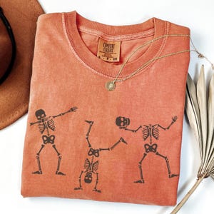 Camiseta Dancing Skeleton Comfort Colors®, camiseta de Halloween estilo vintage de los 90, camiseta retro de esqueleto Y2K, camiseta divertida de calavera, camiseta para amantes de los esqueletos