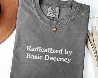 Geradicaliseerd door basis fatsoen Comfort Colors®-shirt, shirt voor politiek protest, cadeau feministische activist, liberaal uniseks T-shirt, verdedig democratie