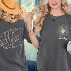 Comfort Colors® tarotkaart bedrukking op voor- en achterkant aangepast shirt, spiritueel T-shirt, shirt Mystic Sun en tarotkaarten, gepersonaliseerd tarotshirt