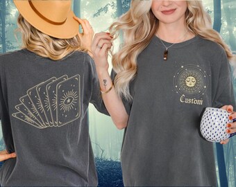Koszulka Comfort Colors® z nadrukiem z przodu i z tyłu na kartę tarota, koszulka duchowa, koszulka Mystic Sun i karty tarota, spersonalizowana koszulka tarota
