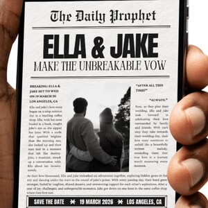 Peut inclure: Une annonce de mariage en noir et blanc dans un journal avec le titre "Ella & Jake font le vœu incassable". L'annonce présente une photo d'un couple qui s'embrasse dans un champ, avec le texte "Breaking: Ella & Jake Set to Wed on 19 March in Los Angeles, CA" et "Save the Date 19 March 2026 Los Angeles, CA".