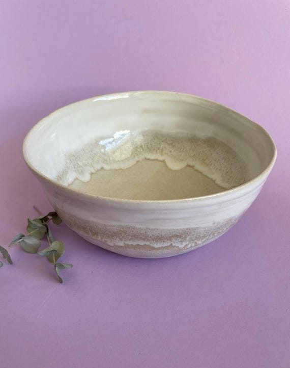 Beige Keramikschale handmade, zarte Schale unglasiert, asymmetrische Schale, Unikat Bowl, handgetöpfert, natürliche Glasur