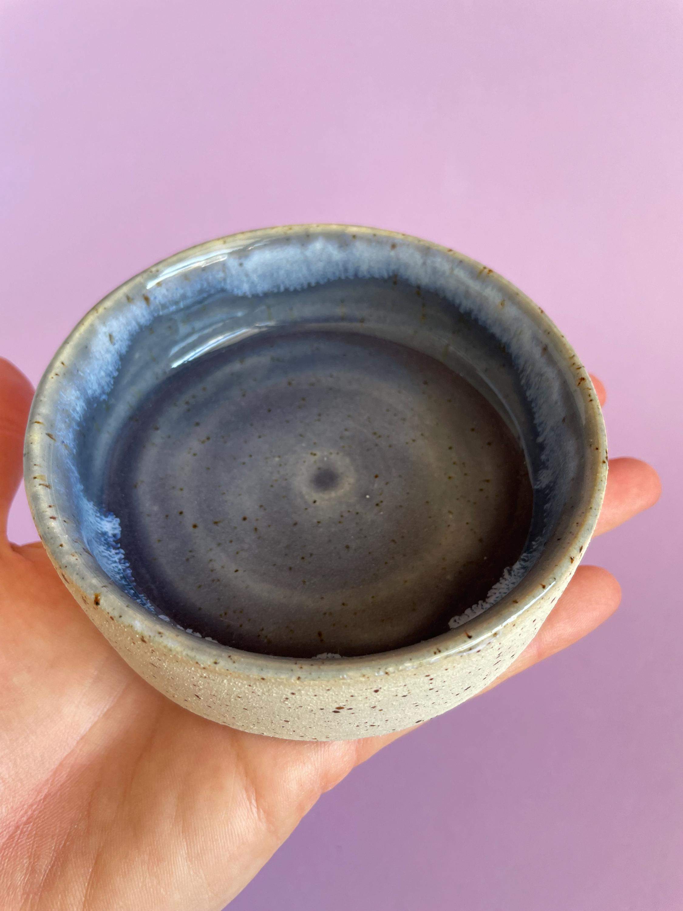 小さな深い青色の装飾的な陶器のボウル、手作りのボウル、エレガントな
