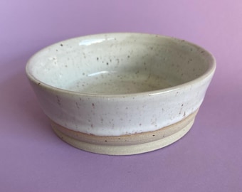 Cuenco de cerámica blanca moteada, cuenco de gres hecho a mano, cuenco delicado minimalista, cerámica única, cuenco hecho a mano