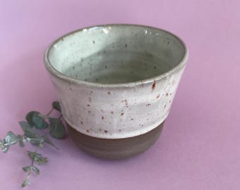 Taza de cerámica noble en blanco y negro, taza hecha a mano sin asa, esmaltado moteado, taza pequeña, cerámica única, cerámica hecha a mano