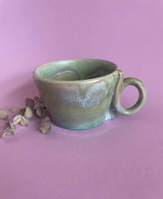 Grüne Keramiktasse mit besonderem Henkel, große Tasse grün, Kaffeetasse Unikat, Tasse mit Henkel, spülmaschinenfest, Handmade