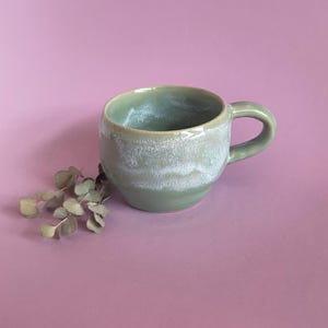 Keramiktasse grün weiß Verlauf, kleine Tasse handmade, runde Kaffeetasse Keramik, handgefertigte Teetasse, Unikat Töpferei Tasse