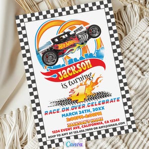 Puede incluir: Una invitación de cumpleaños con un diseño de coche Hot Wheels. La invitación incluye el texto "Jackson cumple 4 años" con detalles de la fiesta: fecha, hora y lugar. El diseño incorpora llamas, un borde a cuadros y el logotipo de Canva.