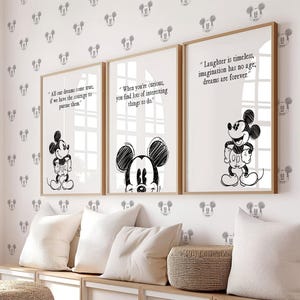 Könnte beinhalten: Drei gerahmte Kunstdrucke mit Mickey Mouse-Illustrationen und inspirierenden Zitaten. Die Drucke sind in Holzrahmen und zeigen Schwarz-Weiß-Skizzen von Mickey Mouse. Die Wand ist mit Silhouetten von Mickey Mouse-Köpfen dekoriert.