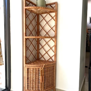 Corner Shelf with 4 Shelves and Double Wicker Doors – Fully Assembled, – Lightweight, Eco-Friendly, Perfect Gift, Height: 118 cm (46.5 in)