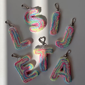 Personalisierter Buchstabe Schlüsselbund, Punch Needle Initial Schlüsselring, benutzerdefinierte Taschenanhänger Zubehör, handgemachtes Geschenk für Frauen, Monogramm Schlüsselbund
