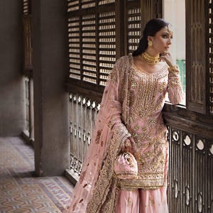 Abito da sposa pakistano rosa, Gharara in rete ricamato con paillettes dorate