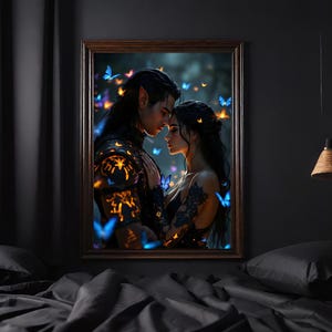 Può includere: Un'opera d'arte incorniciata raffigura una coppia che si abbraccia, circondata da farfalle luminose. L'uomo ha orecchie a punta e indossa un'armatura ornata con dettagli dorati. La donna ha i capelli scuri e un tatuaggio sul braccio. L'opera è su sfondo scuro.