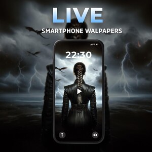 Op de afbeelding: Een smartphone met een live wallpaper met een fantasiethema. Het scherm toont een vrouw met een lange vlecht, wegkijkend, met draken en bliksem op de achtergrond. De telefoon heeft bovenaan de tekst "LIVE SMARTPHONE WALLPAPERS".