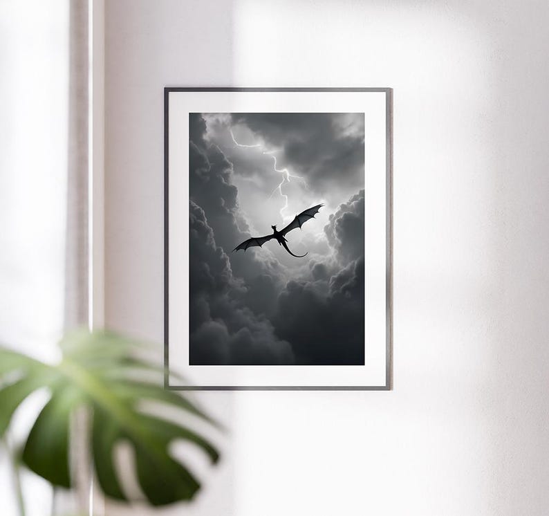 Op de afbeelding: Een zwart silhouet van een draak die door een stormachtige lucht vliegt met donkere wolken en bliksem.