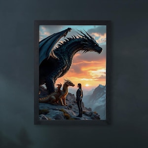 Puede incluir: Una mujer se encuentra frente a dos dragones, uno grande y negro, el otro más pequeño y dorado. Los dragones están en un paisaje montañoso con una puesta de sol en el fondo.