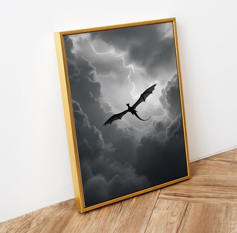Op de afbeelding: Een zwart silhouet van een draak die door een stormachtige lucht vliegt met donkere wolken en bliksem. De draak kijkt naar de linkerkant van de afbeelding.