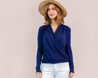 Top a portafoglio blu navy, scollo a cascata blu navy, t-shirt blu scuro, camicetta da donna in cotone biologico, abbigliamento sportivo yoga, cotone bambù, top con scialle, maglietta a maniche lunghe con scollo a V