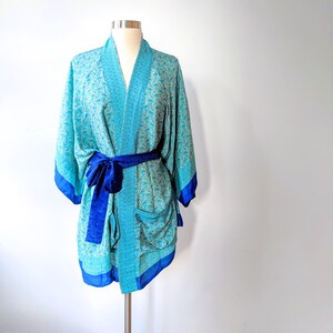 Seidiger Kimono, Blauer Kimono-Robe, Fledermaus-Kimono, Damen Duster Robe, Festival Wrap, Boho Wrap Robe, Geometrische Blumenrobe, Belted Robe Bild 4
