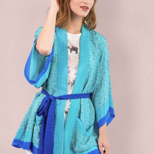 Seidiger Kimono, Blauer Kimono-Robe, Fledermaus-Kimono, Damen Duster Robe, Festival Wrap, Boho Wrap Robe, Geometrische Blumenrobe, Belted Robe Bild 1