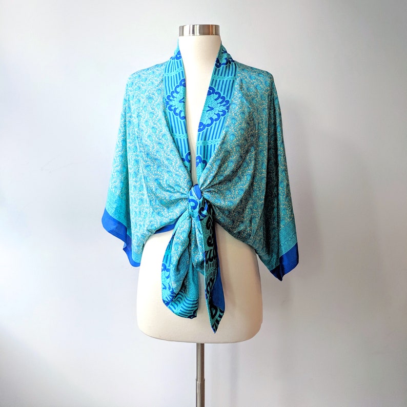 Seidiger Kimono, Blauer Kimono-Robe, Fledermaus-Kimono, Damen Duster Robe, Festival Wrap, Boho Wrap Robe, Geometrische Blumenrobe, Belted Robe Bild 3