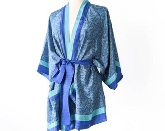 Hellblaue Paisley-Robe, seidig blaue Robe, XS-Robe, einzigartig, OOAK, seidiger Staubwedel, Morgenmantel, kurze Tunika-Robe, Boho-Tunika-Wickel, Sommerrobe