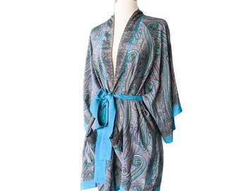 Kimono blu, Top a kimono avvolgente, Camicetta boho avvolgente, Tunica estiva leggera, Vestaglia boho, Top drappeggiato, Vestaglia paisley, Top azzurro setoso